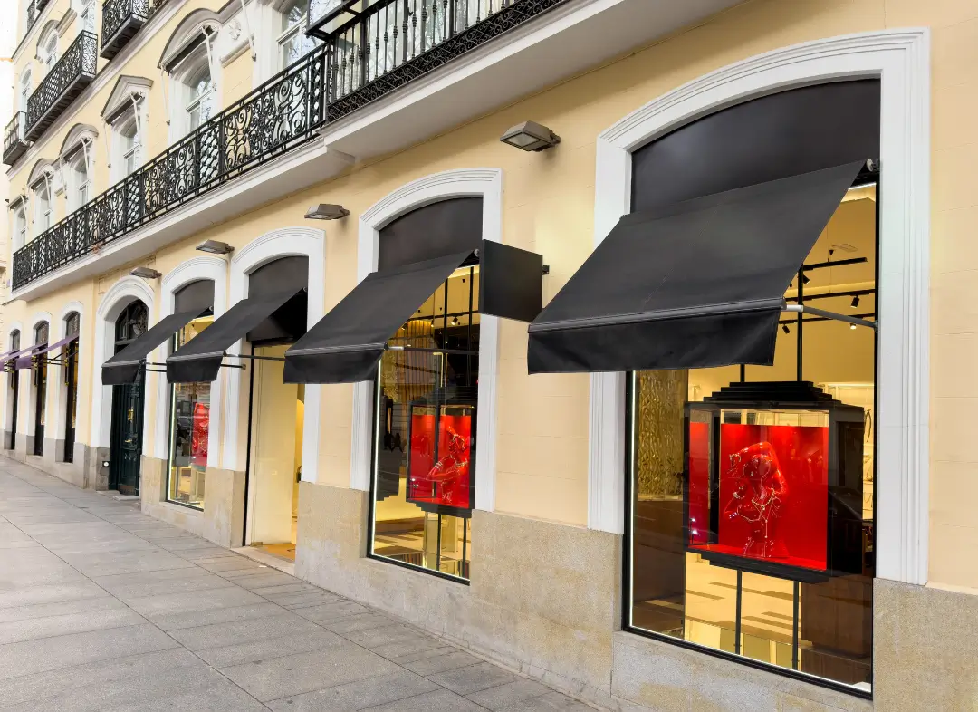 Façade vitrine de magasin en aluminium sur mesure à Saint-Vallier-de-Thiey